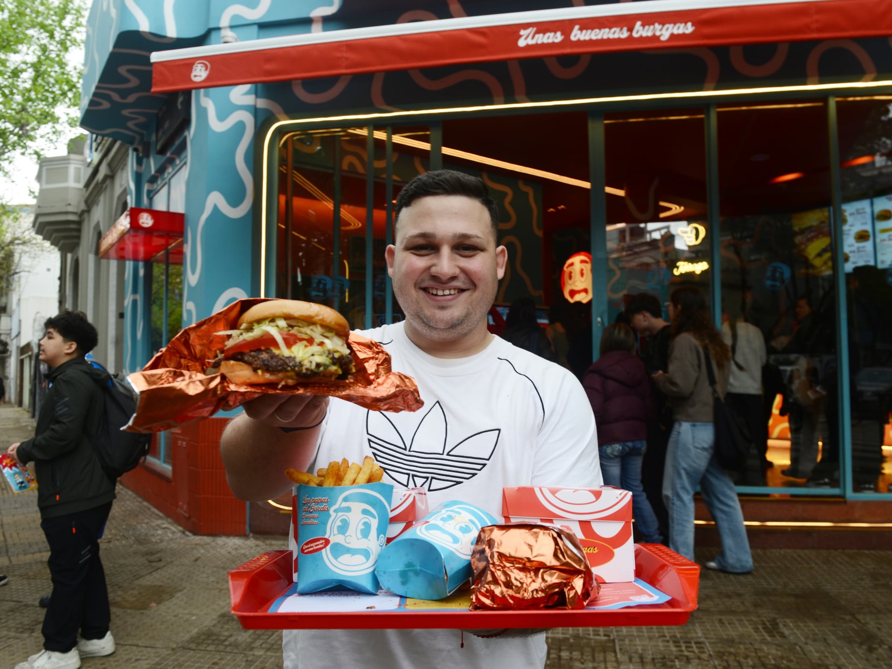 Gordis Burger se instala en Palermo con una carta acotada de smash burgers y una opción de pollo