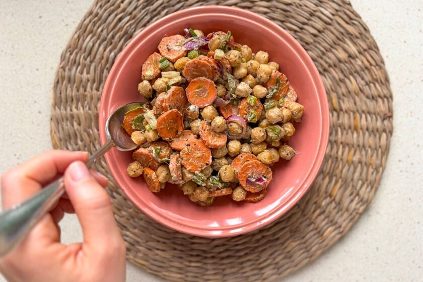 Ensalada templada de garbanzos y zanahoria al horno con tahini: una opción para sumar legumbres a la mesa
