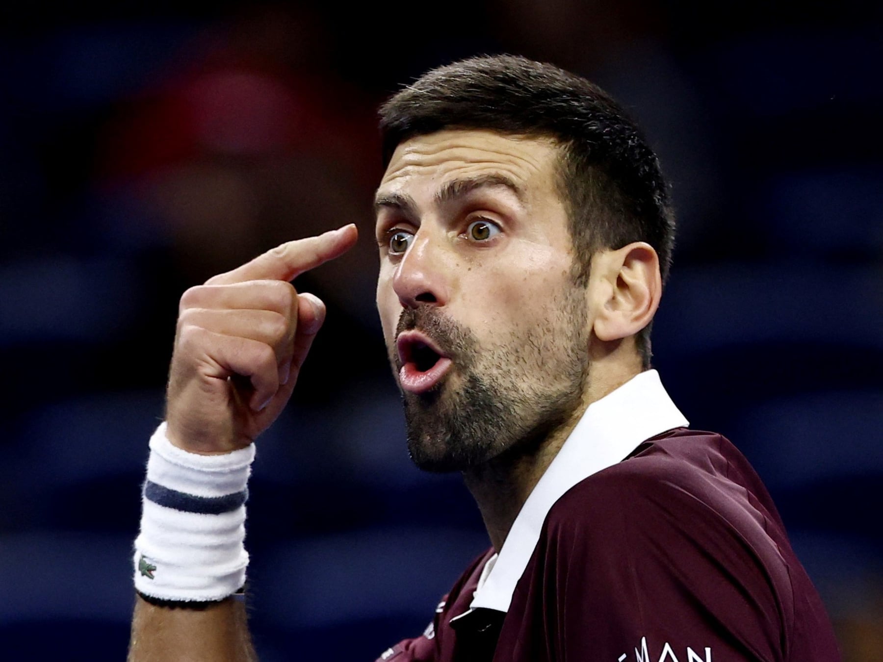 Djokovic lo dio vuelta ante Zverev con un set abajo y la lió por un cartel led en pleno punto