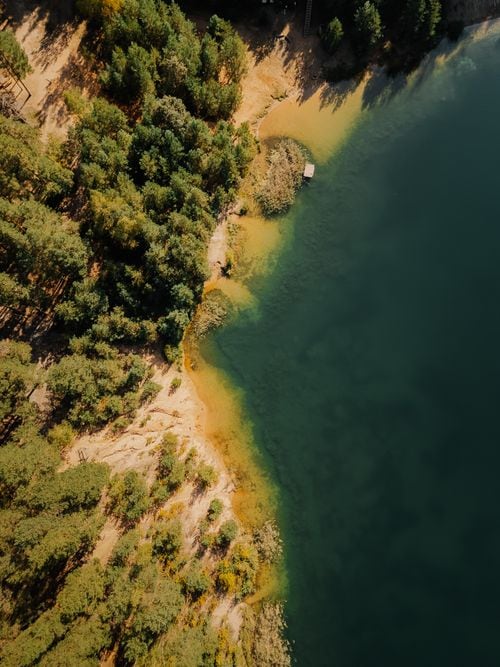 La isla donde los leñadores levantaron su propia capilla en medio del lago Lácar