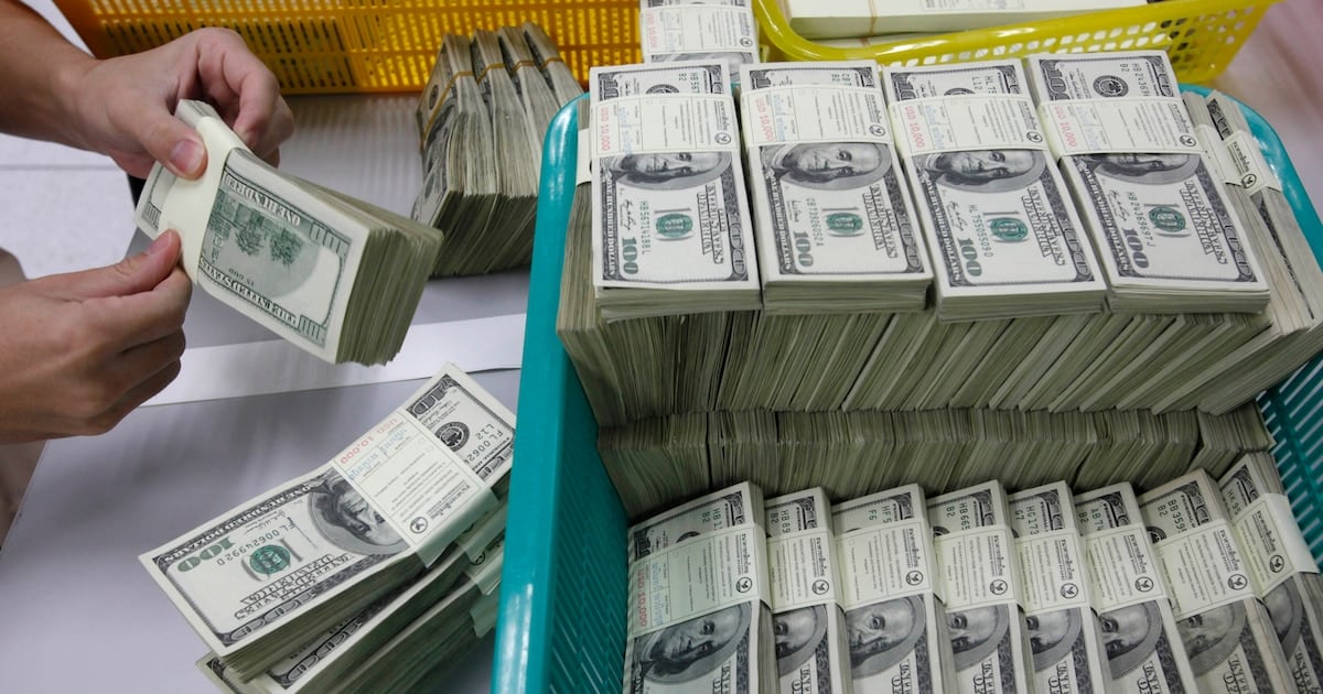 El blue cedió a $1.545 y se alineó con la pizarra de venta del Nación, que quedó en $1.540