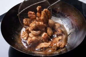 Pollo al limón crocante: dos harinas, agua helada y el orden de los cortes para que la carne quede jugosa