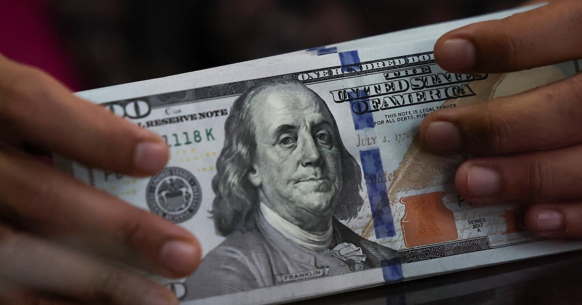 El dólar mayorista completó tres ruedas en $1.520 y el blue se alejó cinco pesos del piso de la jornada