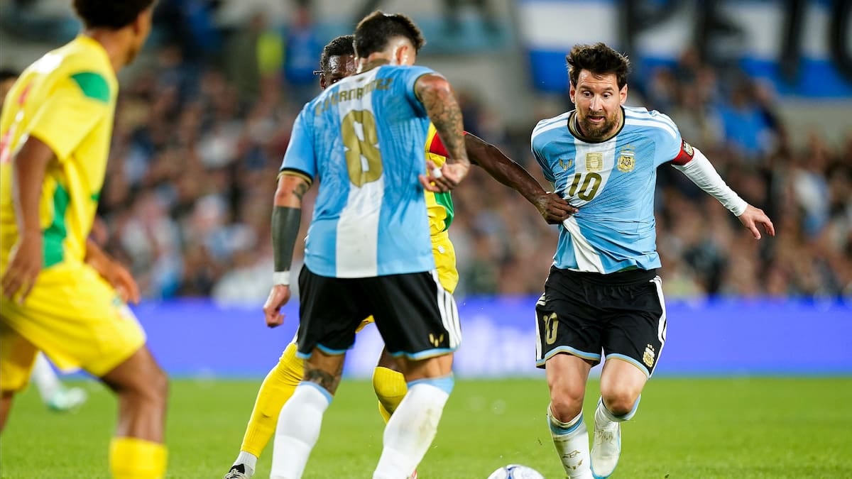 Otamendi la empujó y el Monumental se rindió a los pies del diez