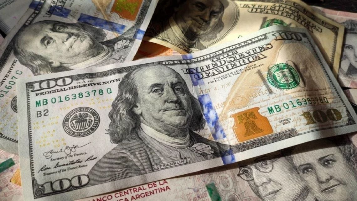 El blue se alineó con el oficial y cedió 15 pesos en la quinta rueda de la semana