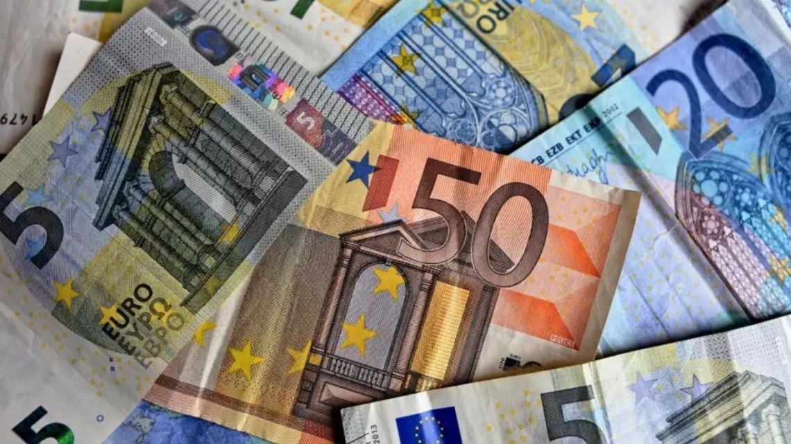El euro blue se reacomodó seis pesos abajo y terminó la semana en $1.832,75 para la venta
