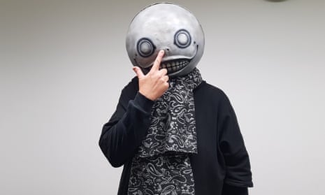 Yoko Taro, el cerebro detrás de NieR, confiesa en Tokio que sigue trabajando por miedo a la demencia