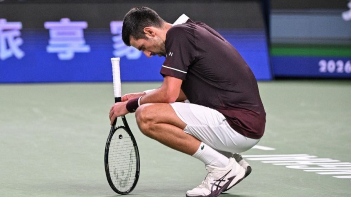 Djokovic tropezó en Shanghái y ahora la tiene que sacar en París