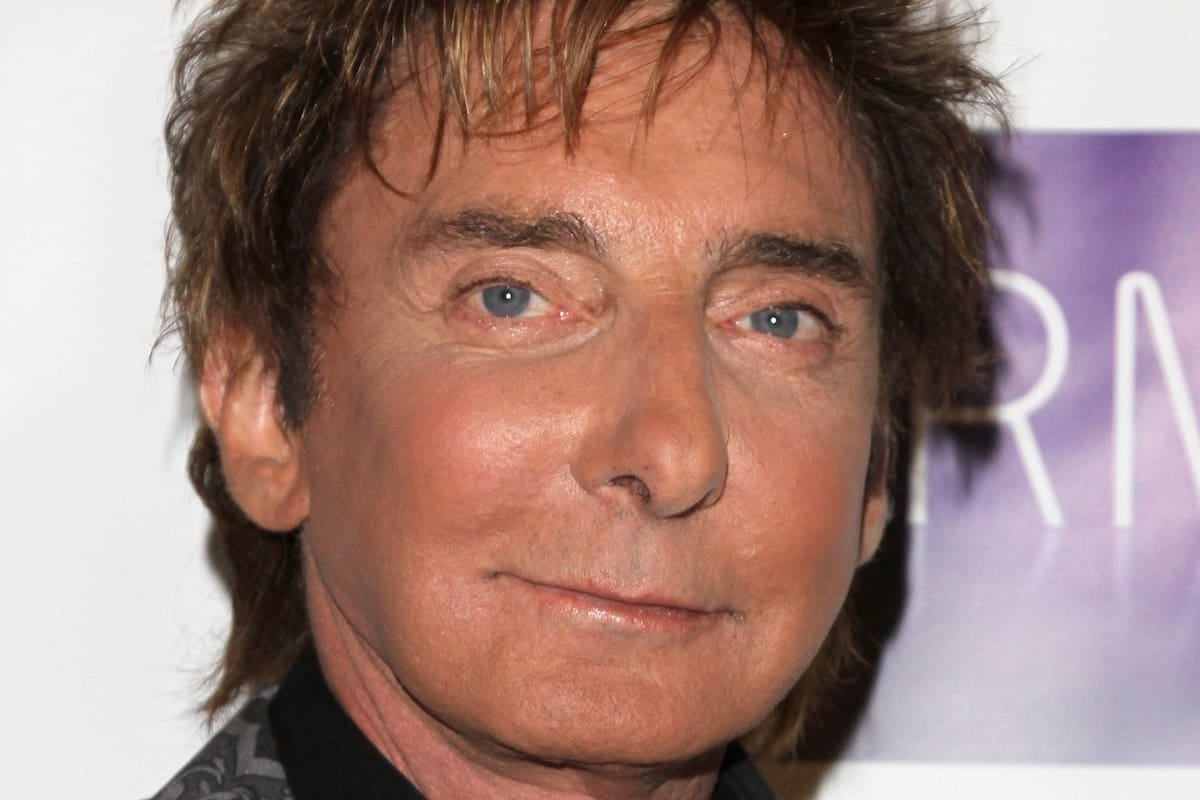 Barry Manilow volvió a frenar su show en Las Vegas: esta vez fue una bronquitis la que lo sacó del escenario