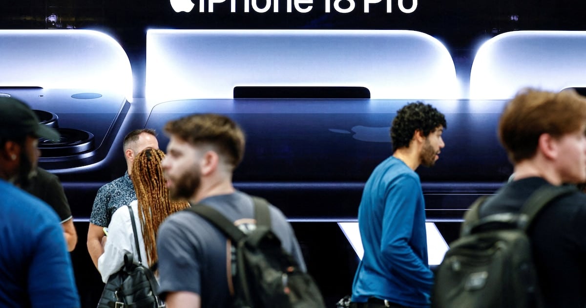 El iPhone 18 Pro llegó con IA en el bolsillo y con cien dólares más: Apple se comió el aumento y la demanda le respondió con la billetera cerrada