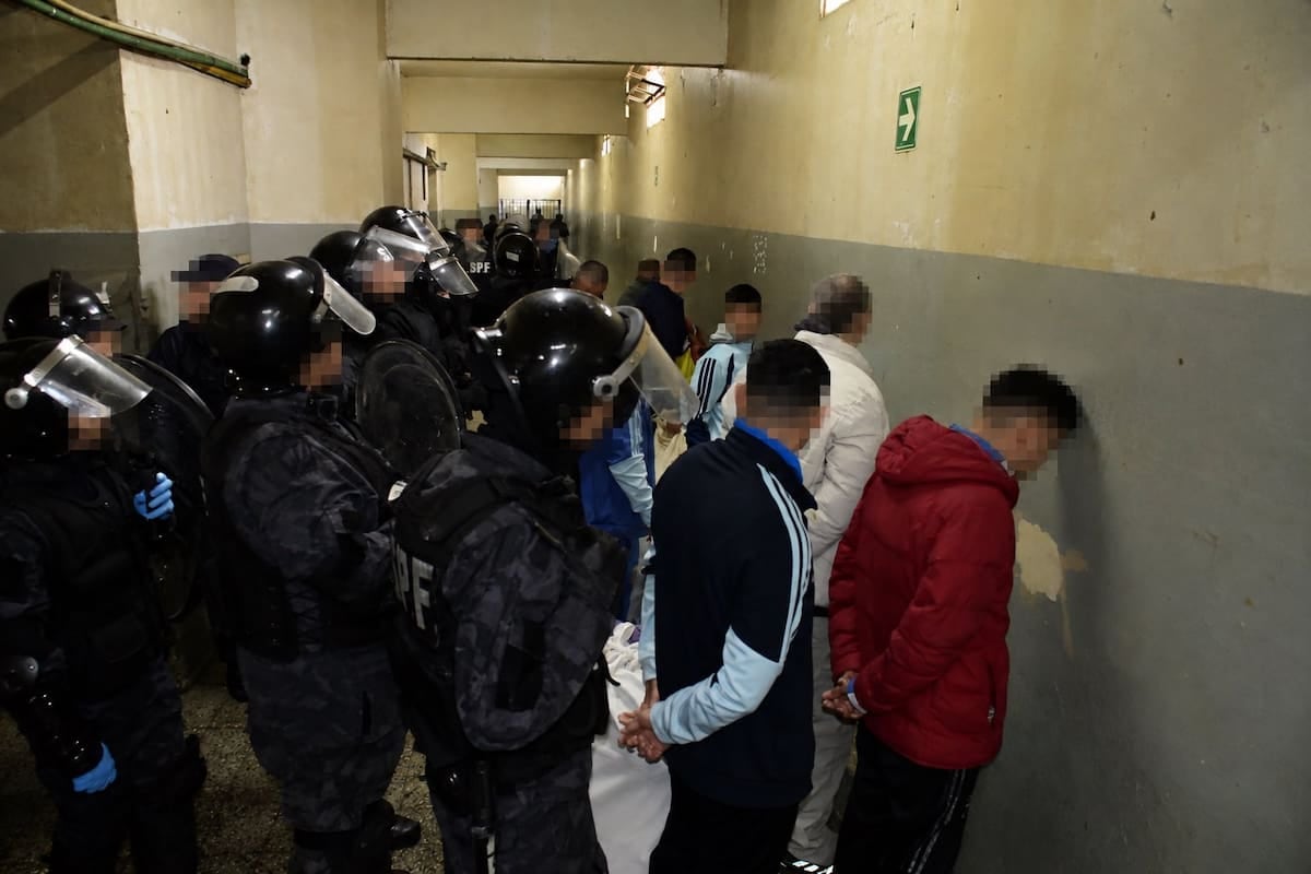 Operativo de traslado de presos desde Devoto: primera jornada con 326 internos movidos y audiencia judicial en curso
