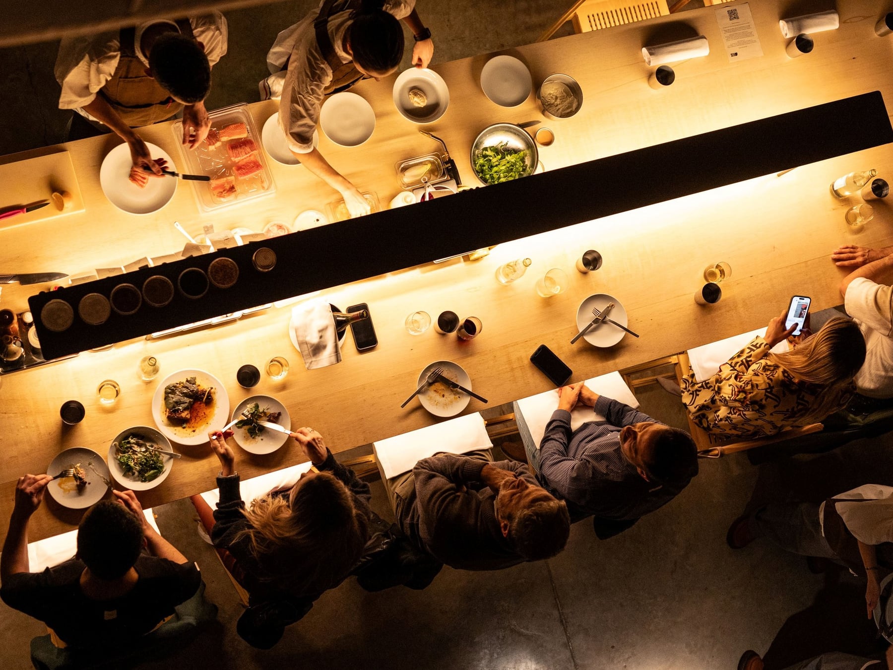 La mesa se reconfigura: menos comida, menos vino y más pantalla en los restaurantes porteños