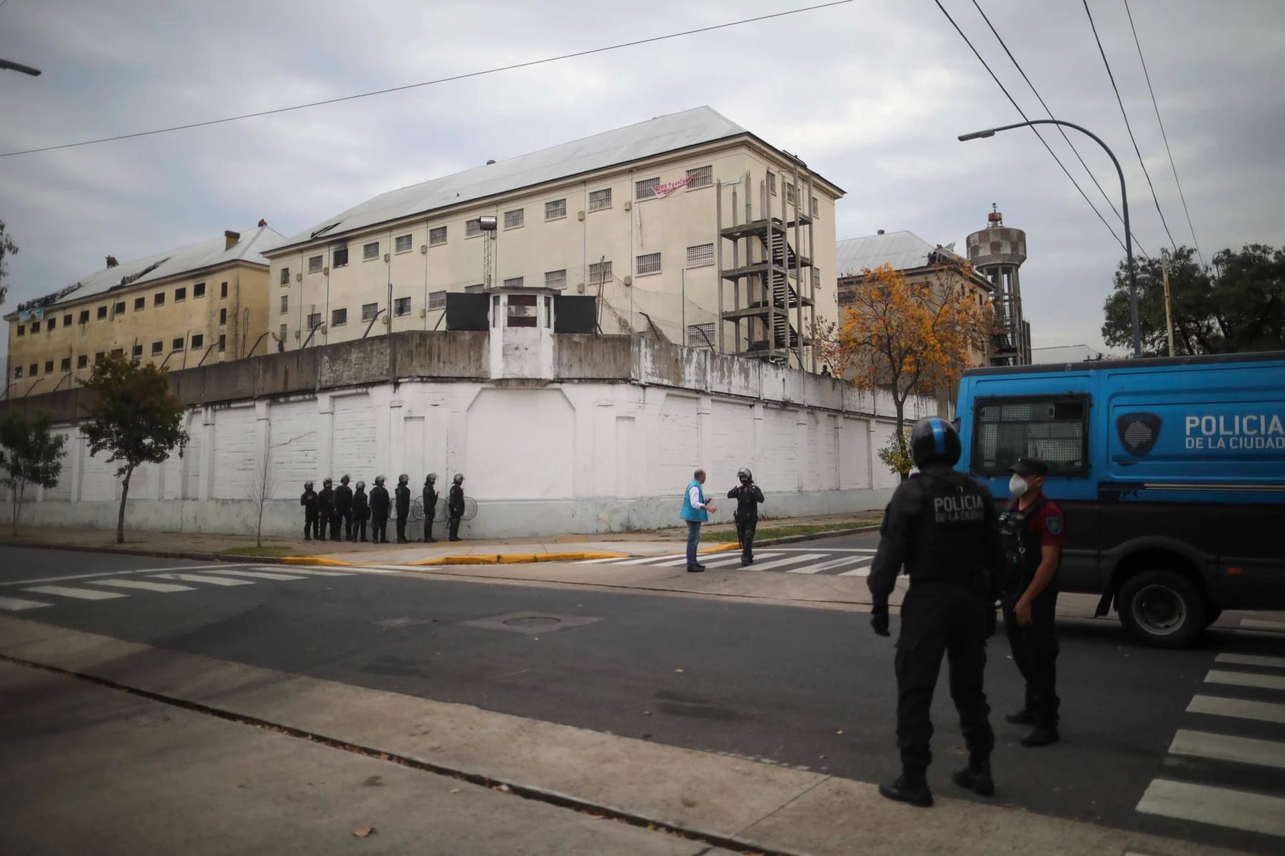 Devoto se vacía hacia Marcos Paz: 1.050 internos ya fueron reubicados y crecen las quejas por la falta de pertenencias