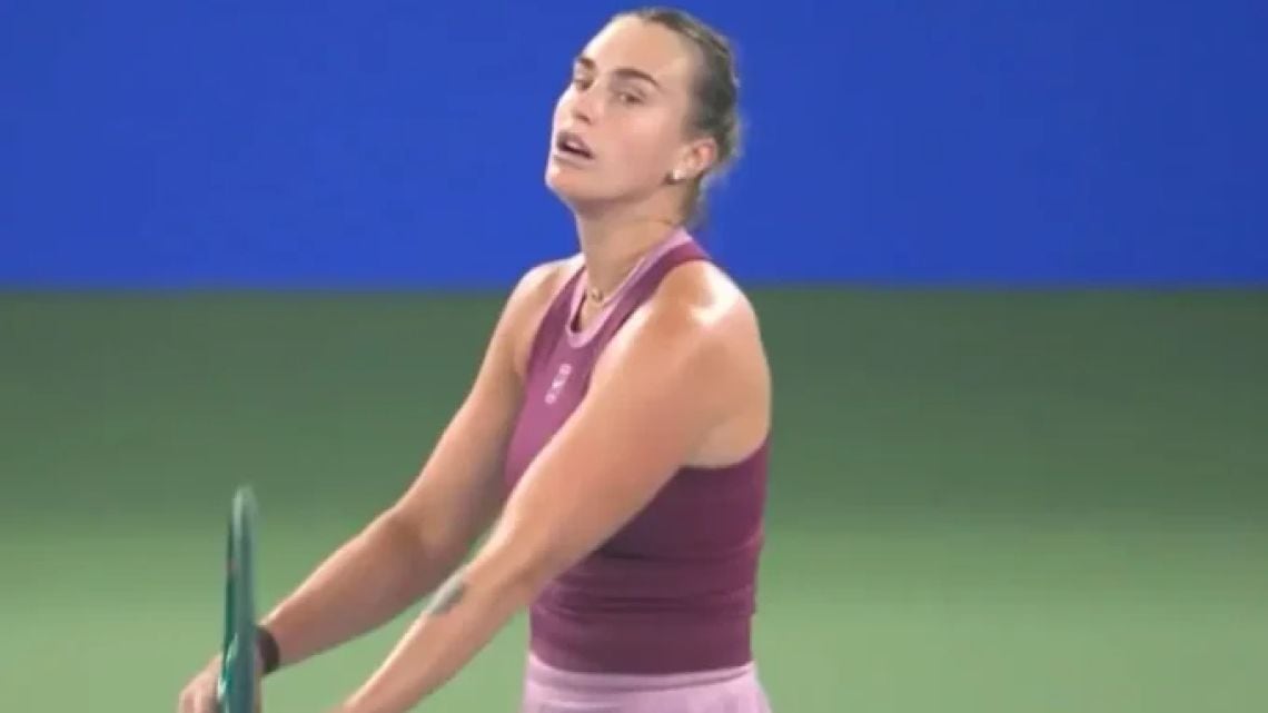 Li la bajó a la reina de Wuhan: Sabalenka se fue al primer cruce y se le complica la gira china