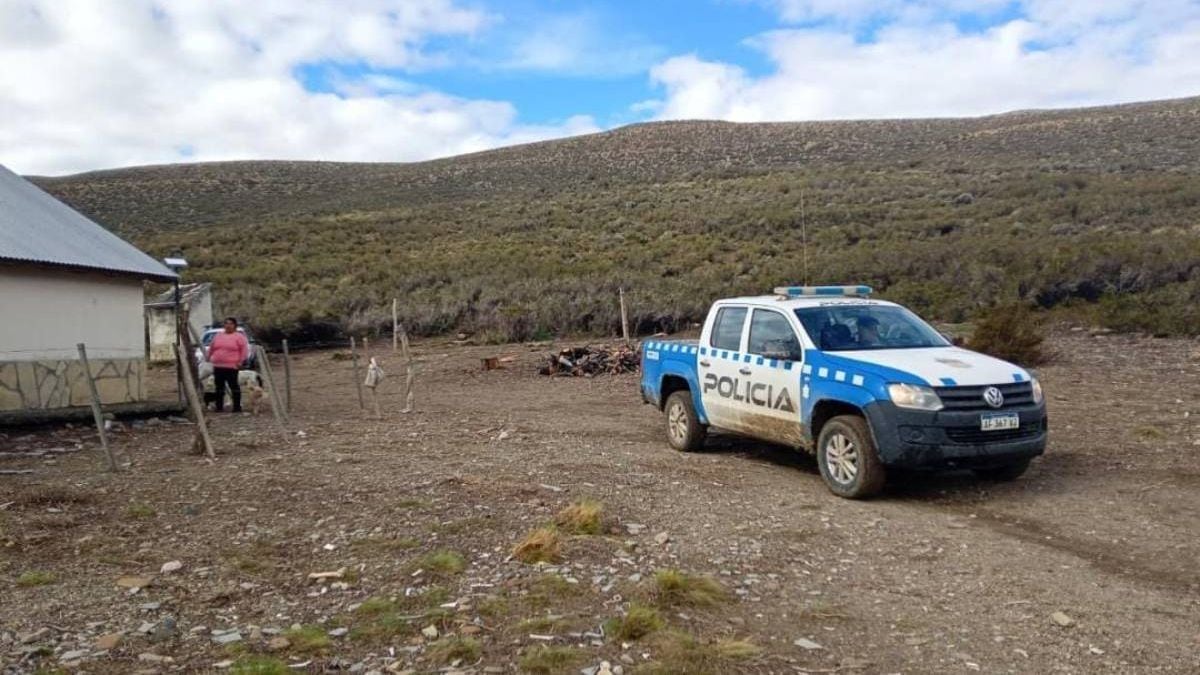 Doce kilómetros de barro y una semana sin comer: el rescate que volvió a poner a la meseta neuquina en el mapa
