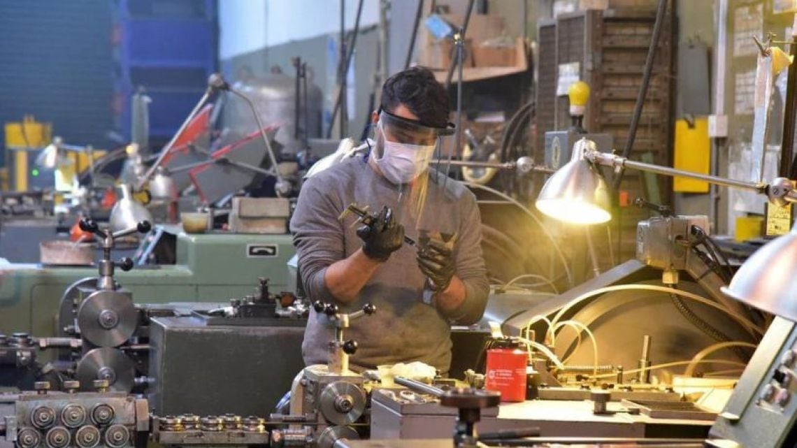 La fábrica a media máquina: cuando parar una línea empuja al trabajador a la changa