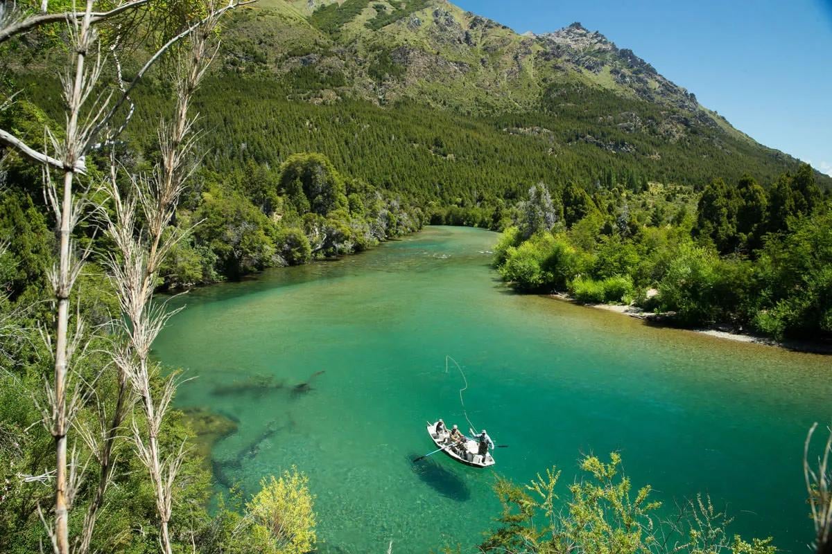 Neuquén ya vende los permisos para la temporada de pesca que se abre el 1 de noviembre: cuánto sale y quiénes no pagan