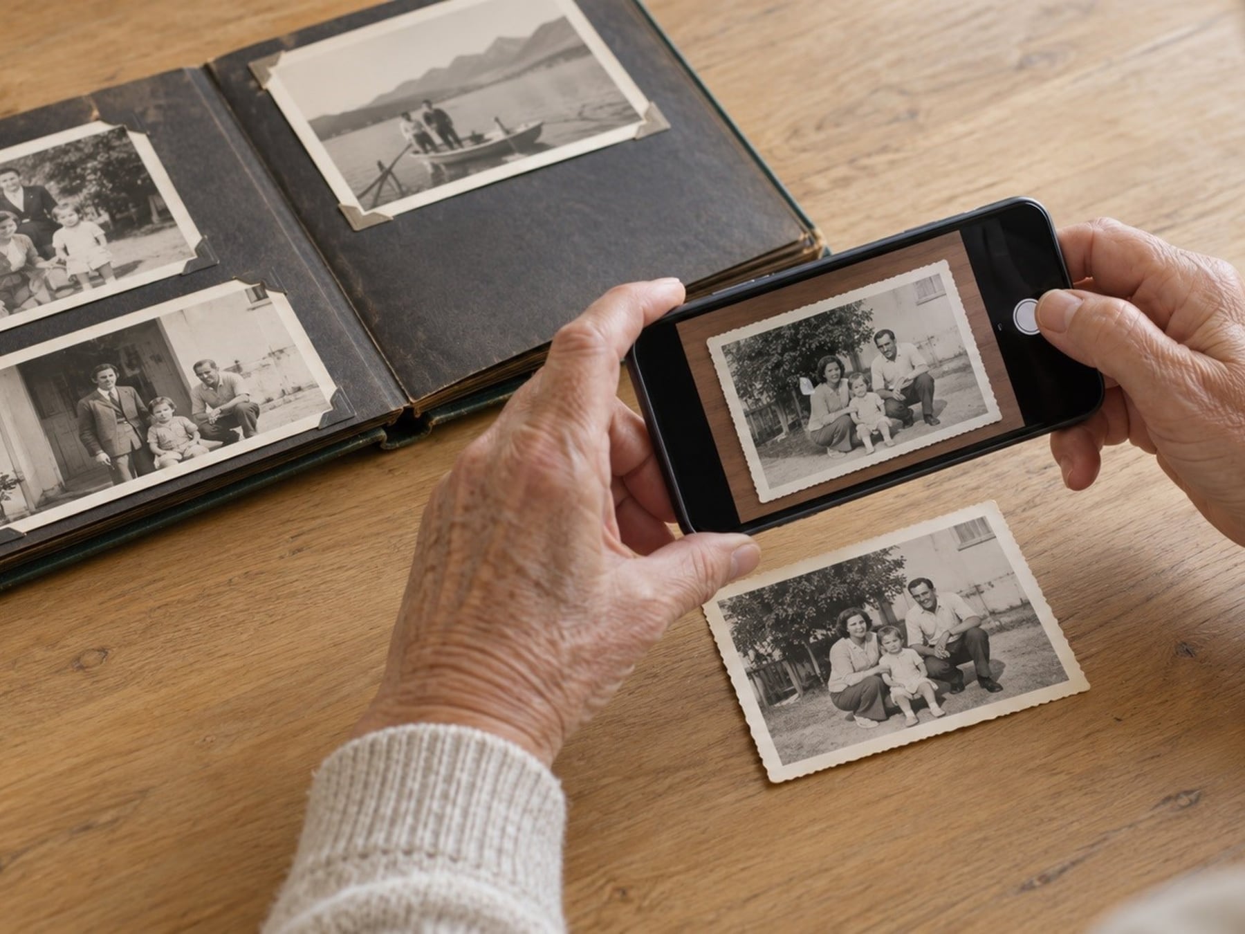 De la caja al celular: cómo salvar tus viejas fotos sin escáner ni desquiciarte