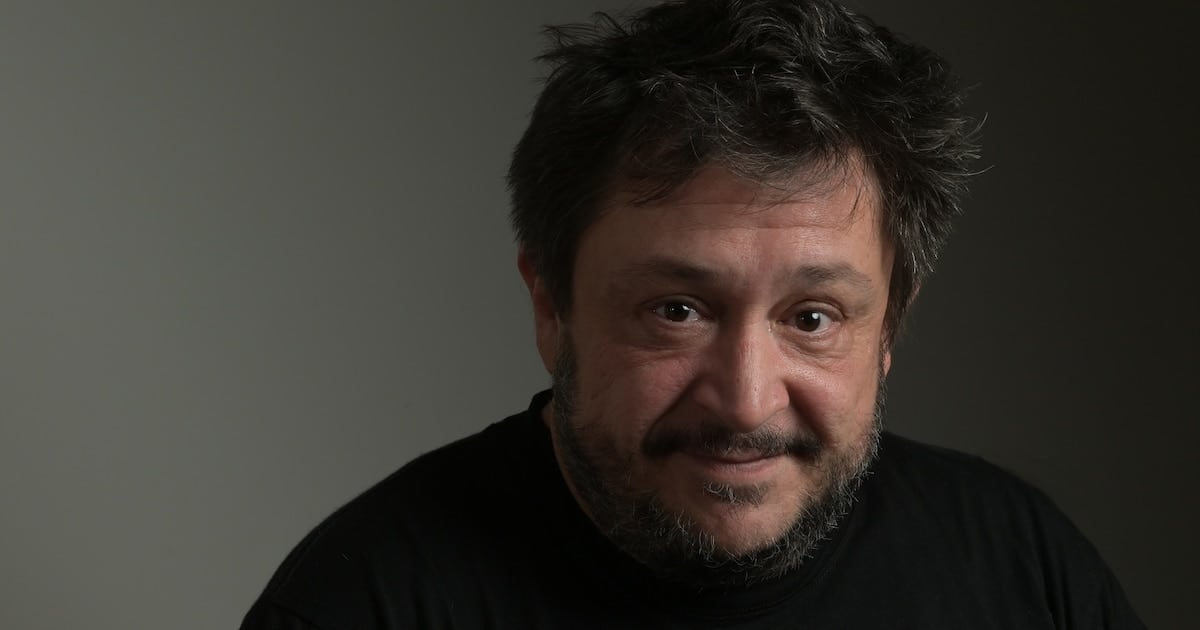 Dieciocho inversores acusan a Hernán Casciari de devolverles apenas monedas por siete proyectos audiovisuales y piden que la Justicia porteña investigue
