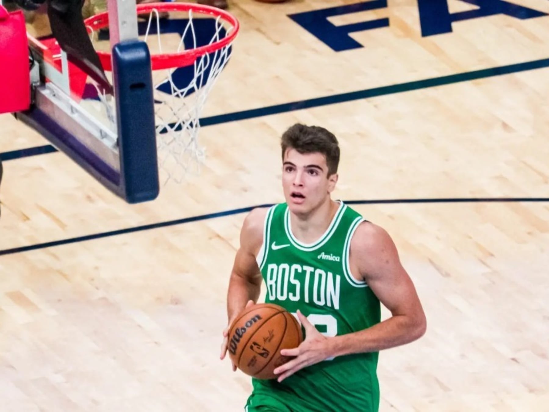 Celtics ganó en la hora extra y un español les regaló una volcada con más pasos que