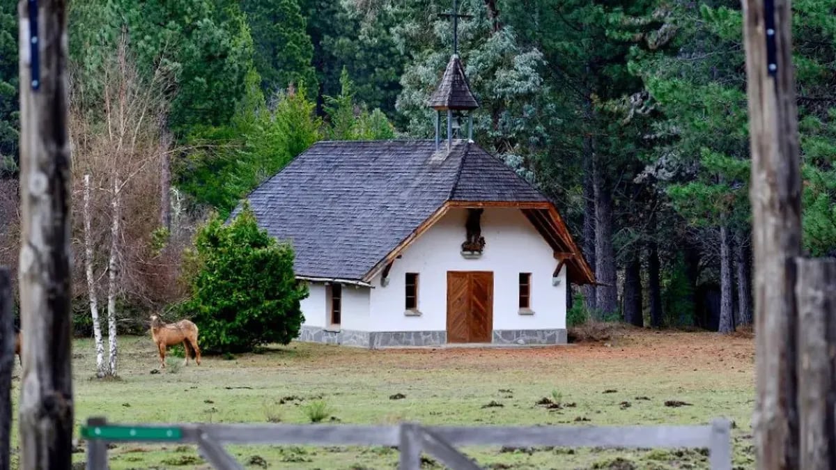 Una capilla con pinta europea que sobrevive entre las lengas de Meliquina