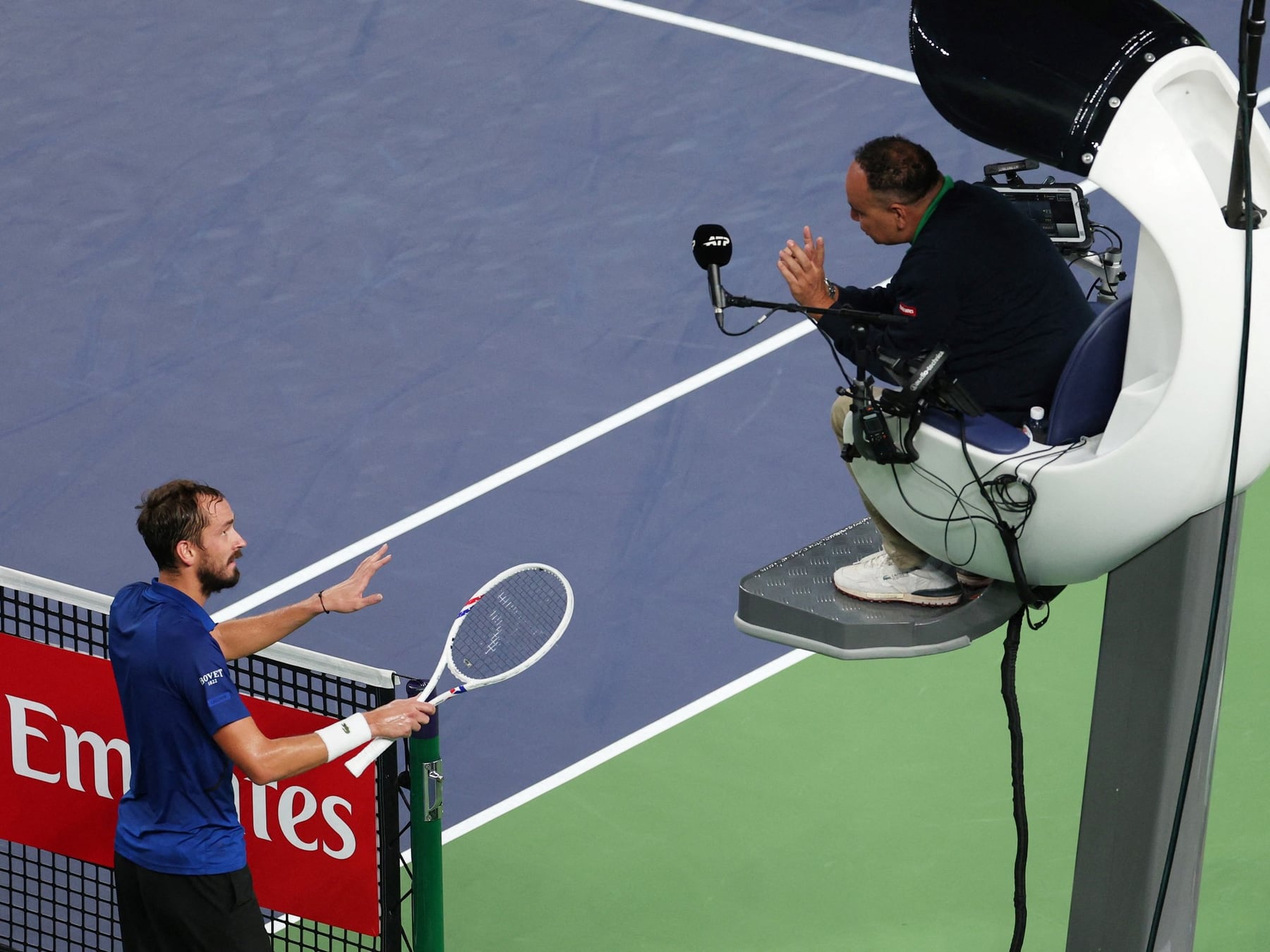 Medvedev le declaró la guerra al ojo de halcón y terminó perdiendo el partido