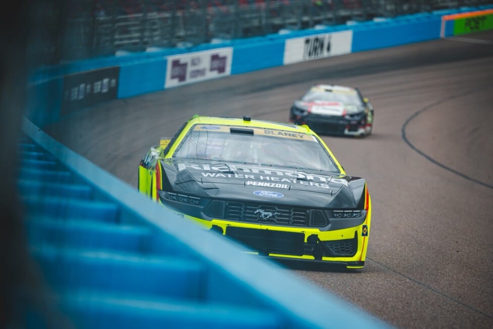 Blaney se adueñó de Phoenix y Larsón quedó enredado: 22° en la clasificación que le cambió la carrera