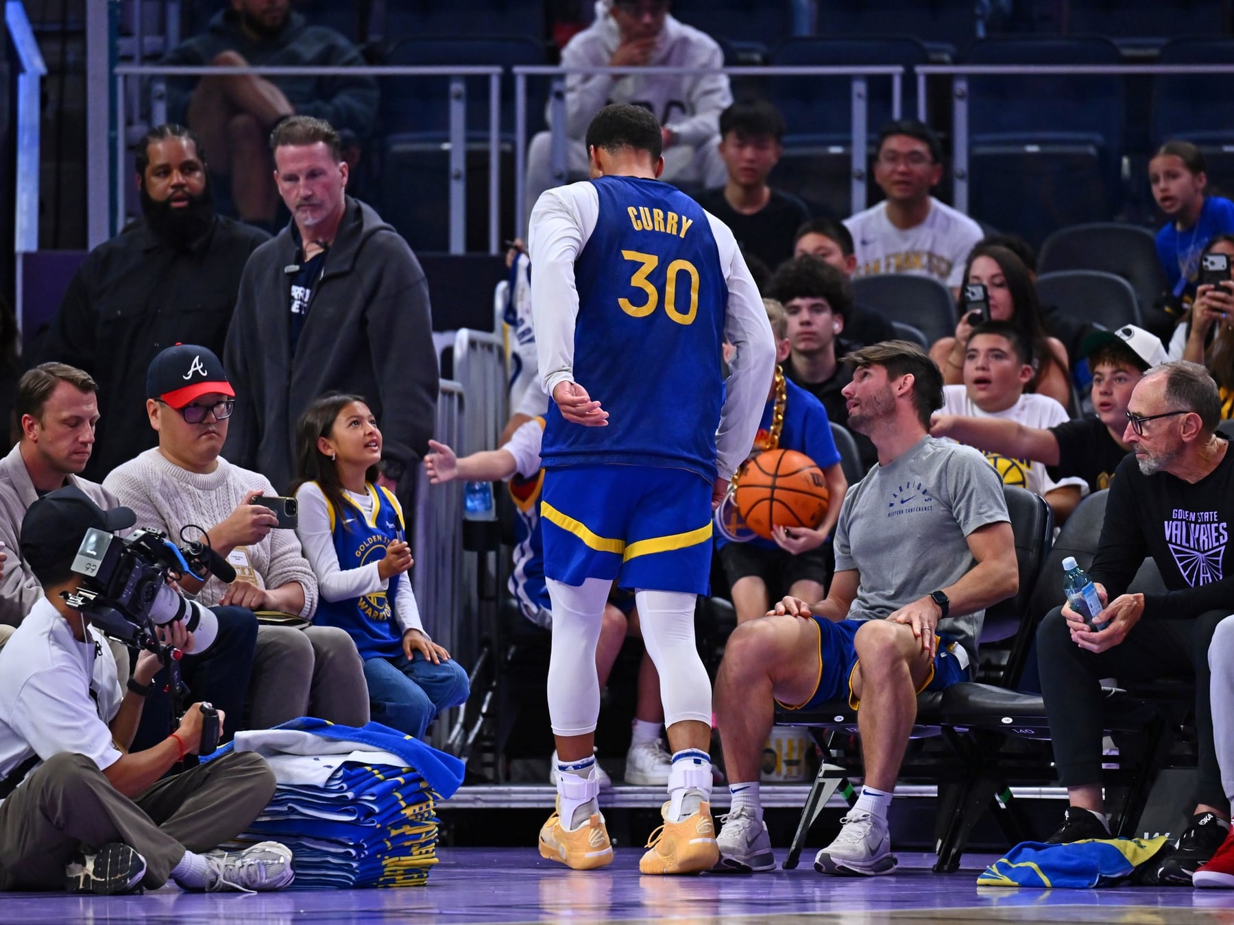 Curry firmó el cheque, se dobló el tobillo y ahora los Warriors rezan para que llegue al martes