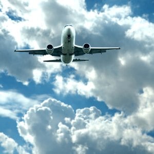 Argentina lidera la carga impositiva sobre pasajes aéreos en América Latina: 37% de la tarifa