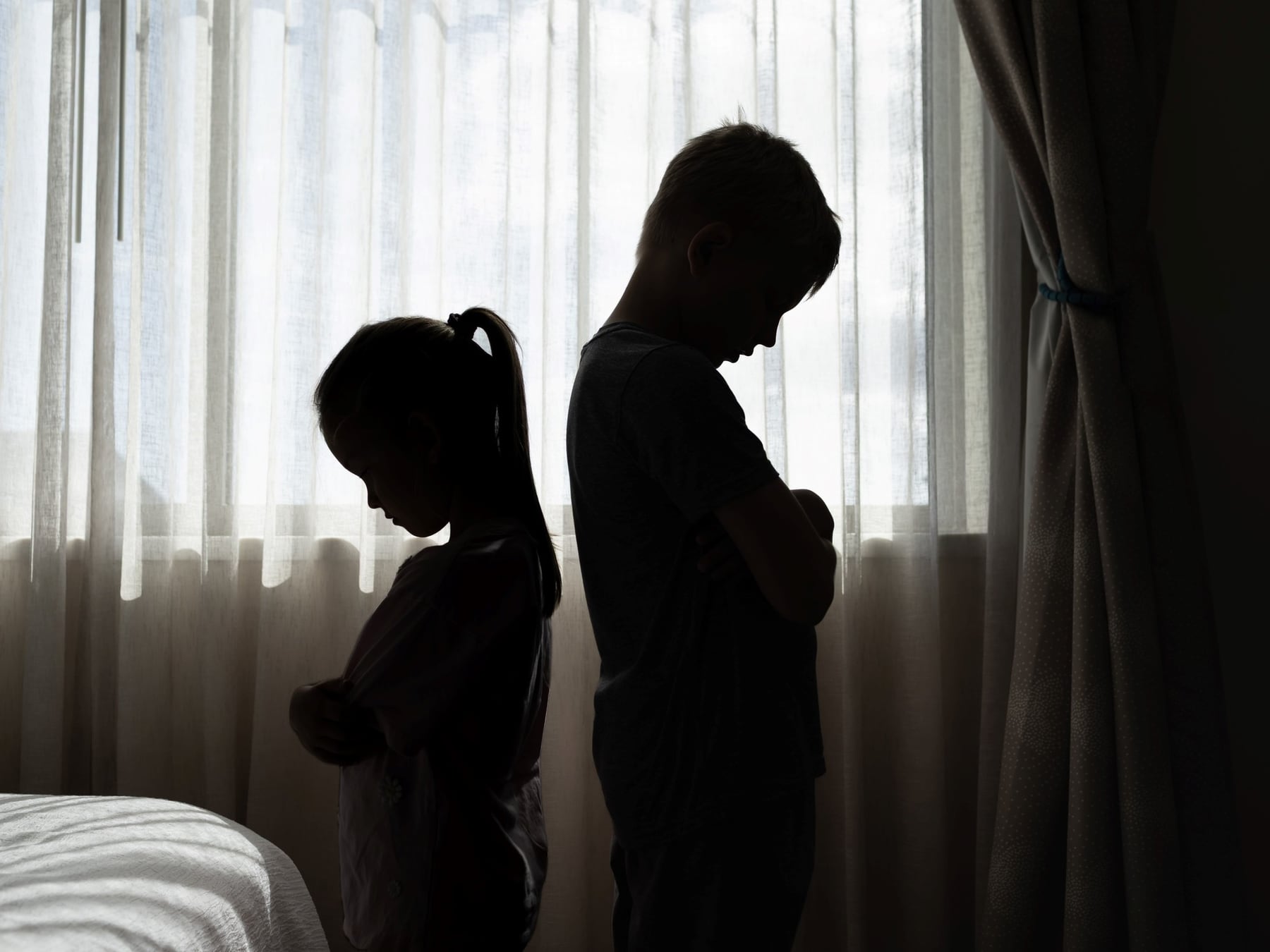 La infancia no se hereda igual: por qué dos hermanos pueden recordar mundos distintos bajo el mismo techo