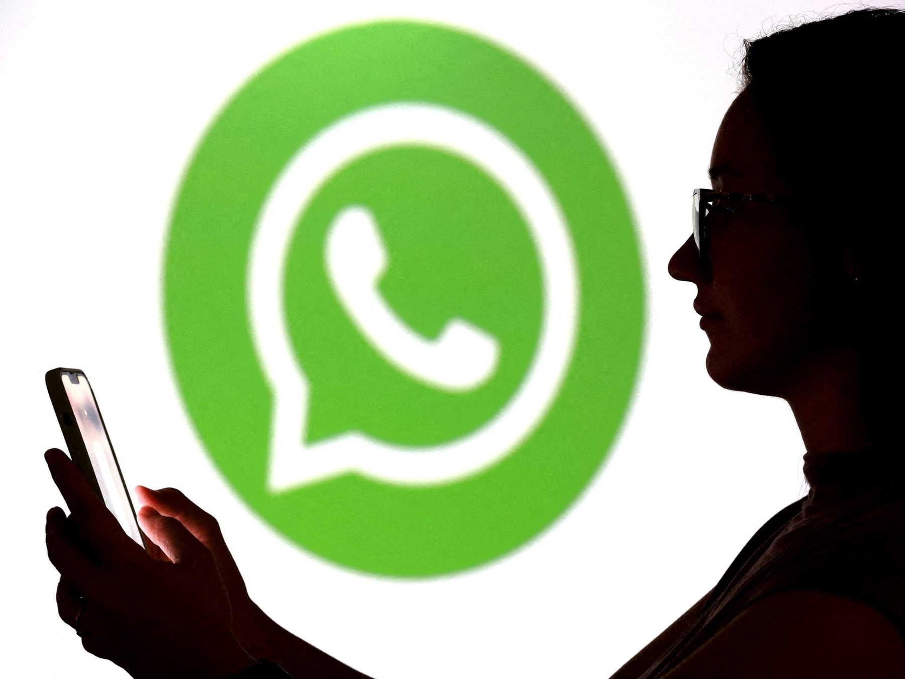 Dejaste la notebook en el trabajo y ahora tu ex lee tus chats: así sabés quién más tiene tu WhatsApp abierto