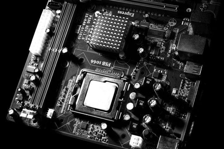 GIGABYTE le pone cara anime a las motherboards AM5: dos placas blancas para que la PC parezca un póster