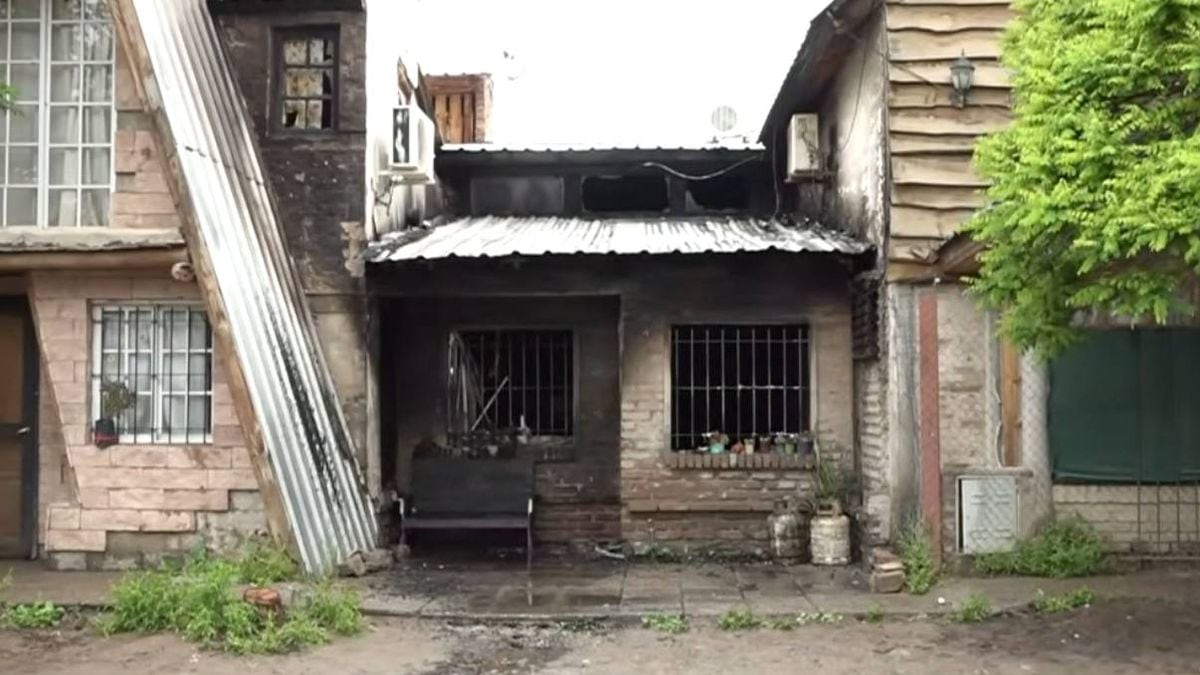 Una noche de fuego en La Sirena terminó sin víctimas, pero con una casa devastada