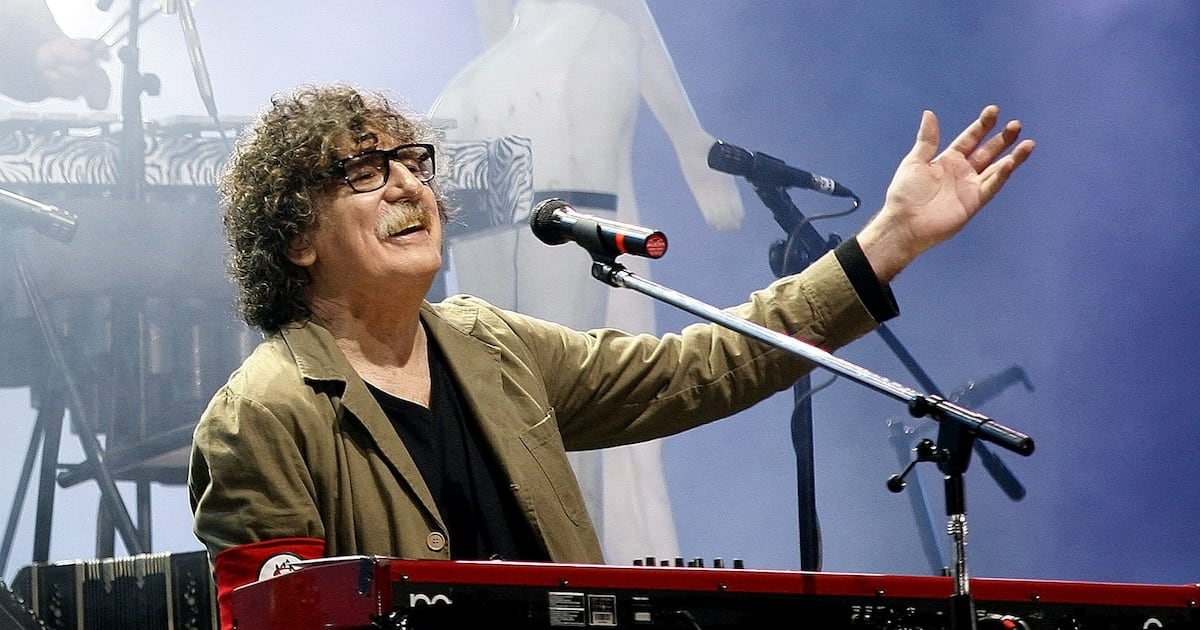 Charly García entered his 75th birthday with a party on the street and a chorus of colleagues