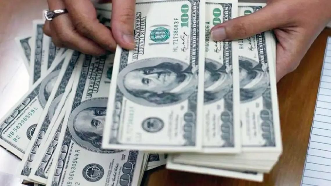 El dólar oficial llegó a 1.550 pesos y redujo la brecha con el mercado informal