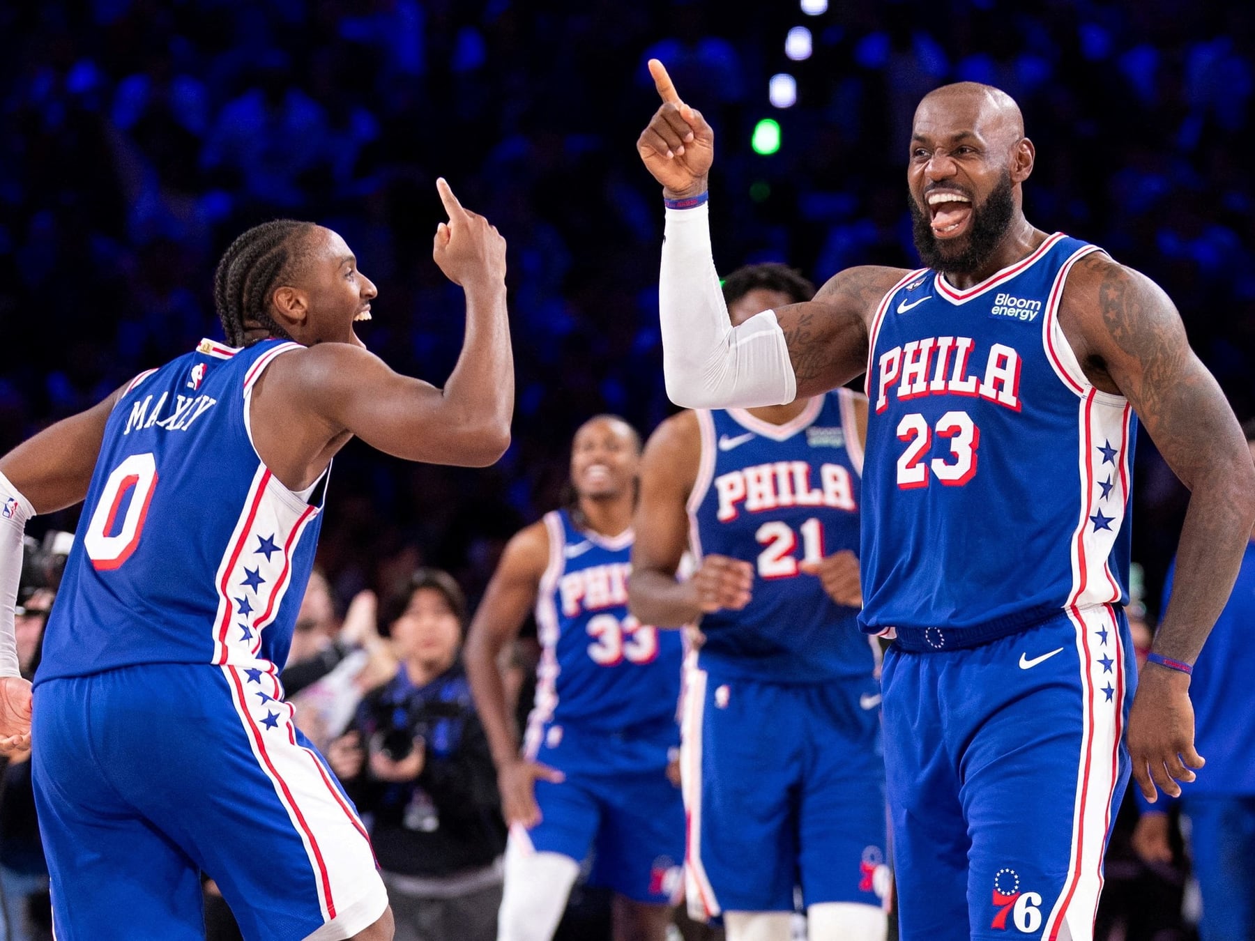 Philadelphia dio vuelta la noche y dejó a LeBron con un debut local de manual