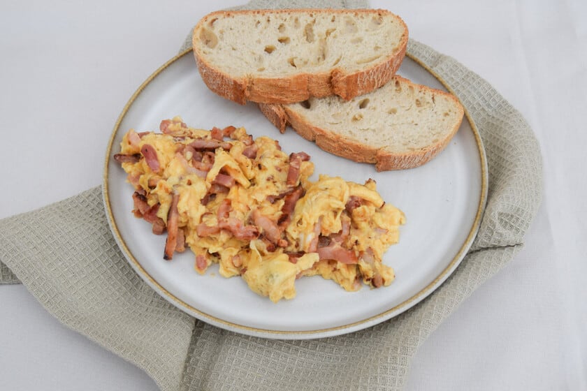 Huevos revueltos con bacon: cómo lograr una textura cremosa sin-dried