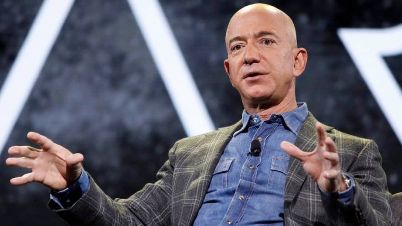 Bezos estima que la inteligencia artificial habilitaría jornadas de tres días, aunque persisten dudas sobre los salarios