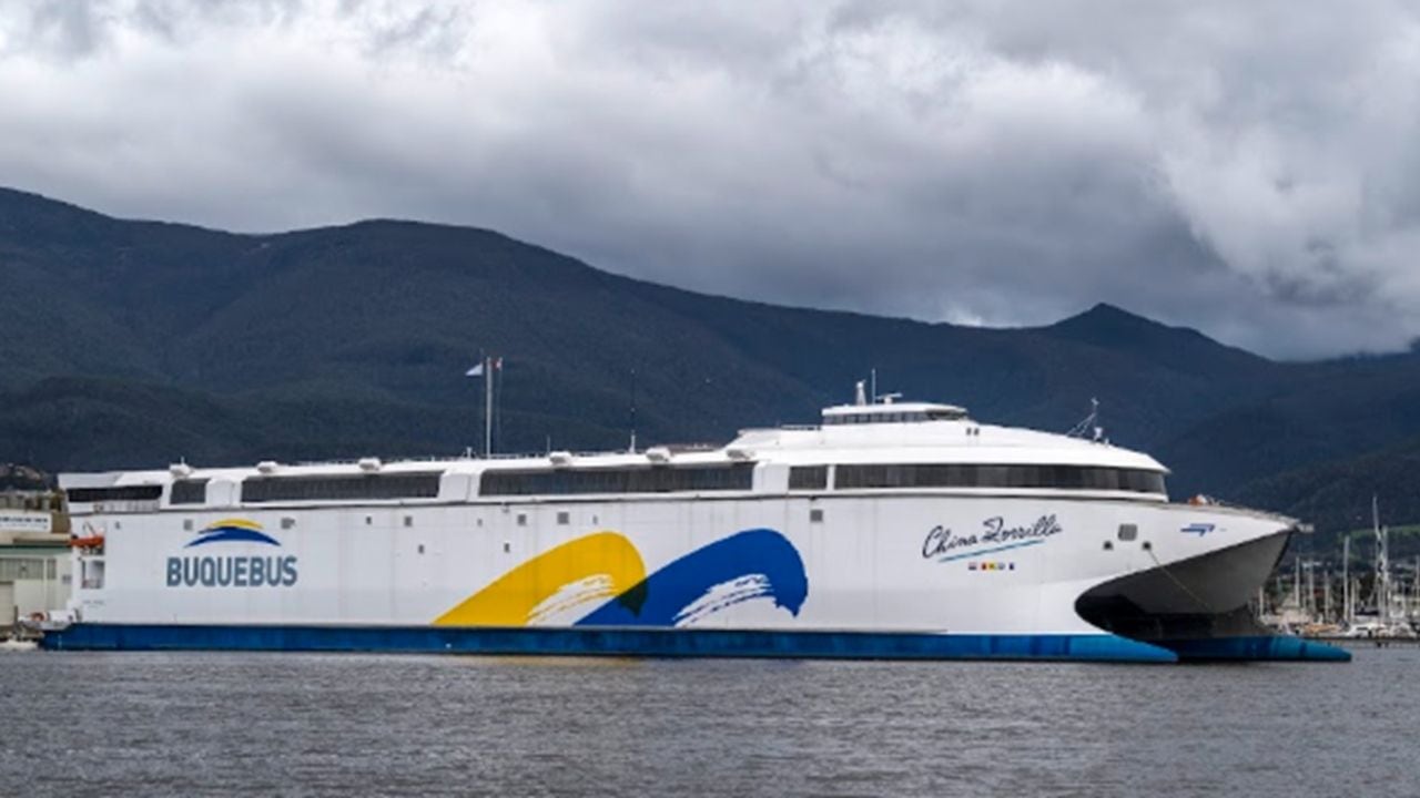 Un catamarán a baterías comenzó a trasladar pasajeros entre Buenos Aires y Colonia
