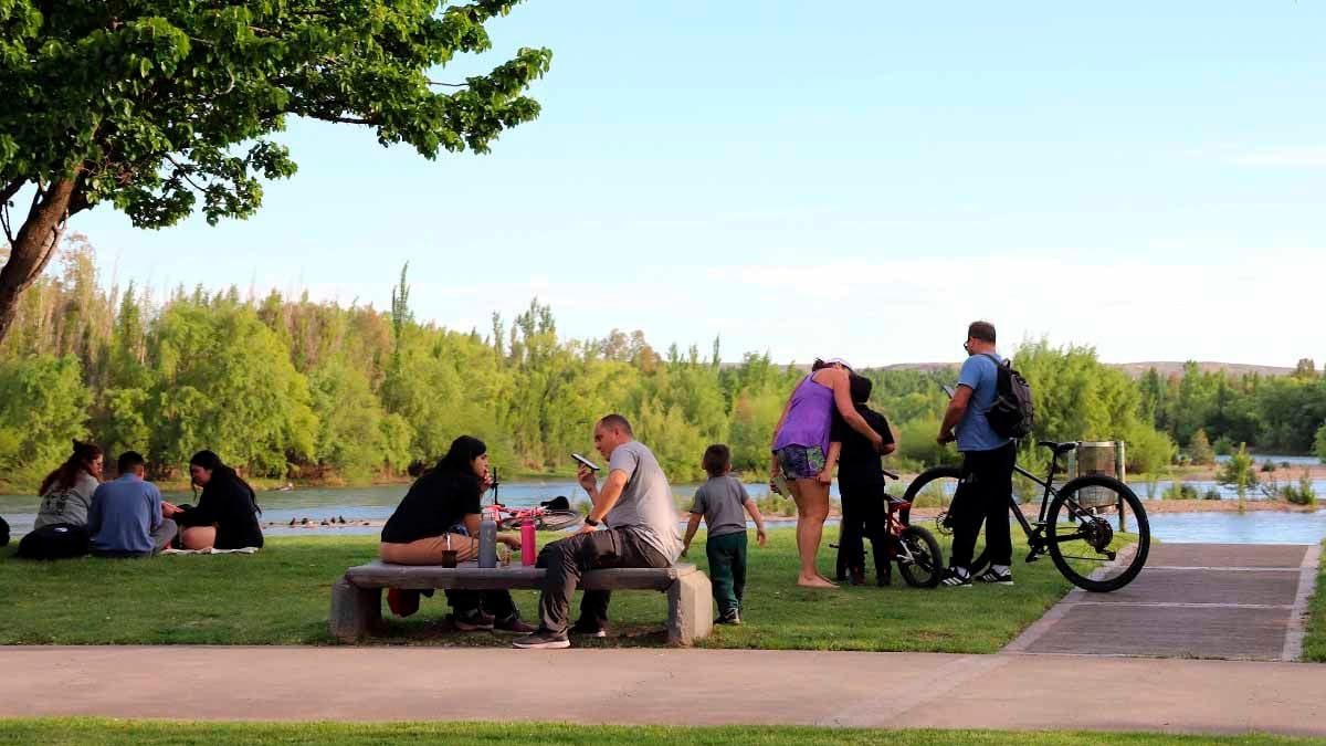 Sol junto al Limay: el Paseo Costero reunió a los neuquinos y se prepara para días más cálidos